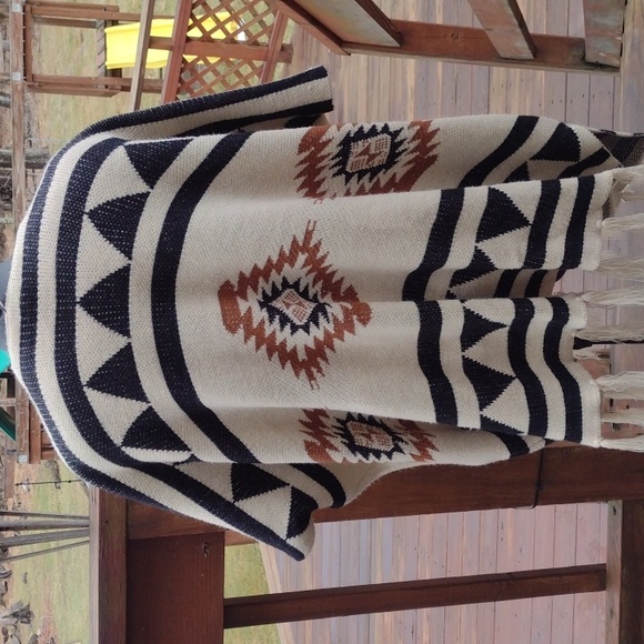 debut Fringed Knit Poncho with Geometric Pattern Size Small - Picture 2 of 10